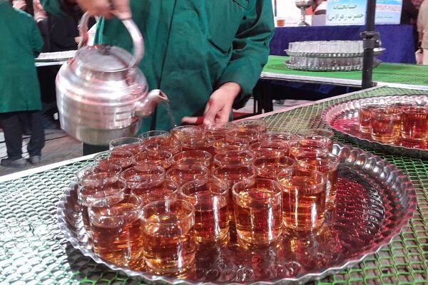 زحمات بی وقفه چایخانه حضرت زهرا (س)