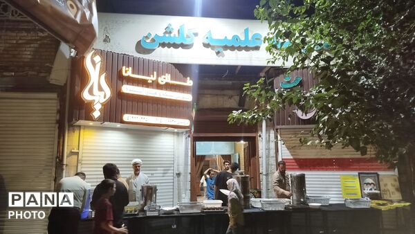 طعم خدمت در چایخانه‌ «گلشن»؛ روایت میزبانی طلاب در صد و هشتاد و سومین شب شهادت