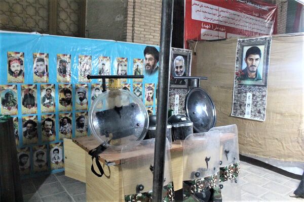 استقبال نوجوانان از غرفه‌های یادواره شهدای مسجد جامع قم