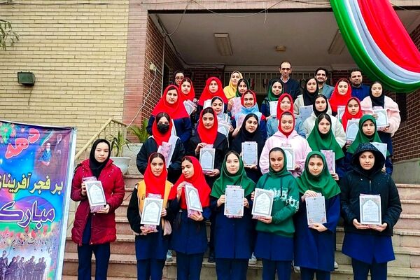 تقدیر از رتبه‌های برتر درسی در دبیرستان سپاهان بهارستان‌دو