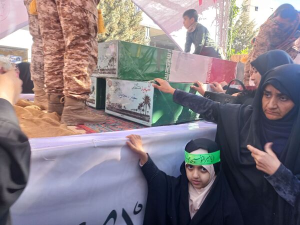 تشییع پیکرشهداى گمنام در شهرکرد 
