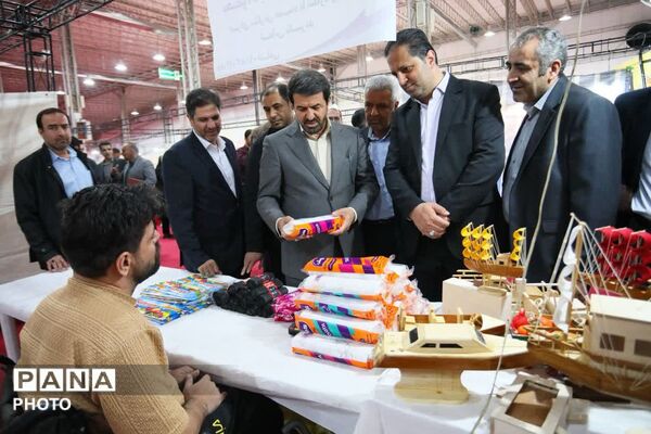 افتتاح نمایشگاه کالاهای اساسی استان در همدان