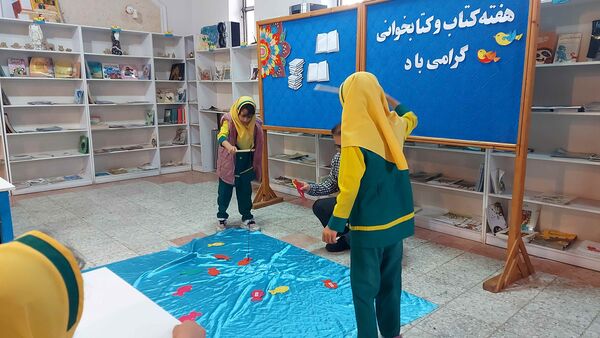 دوستی دانش‌آموزان با کتاب به‌مناسبت هفته‌ کتاب‌ و‌ کتابخانی