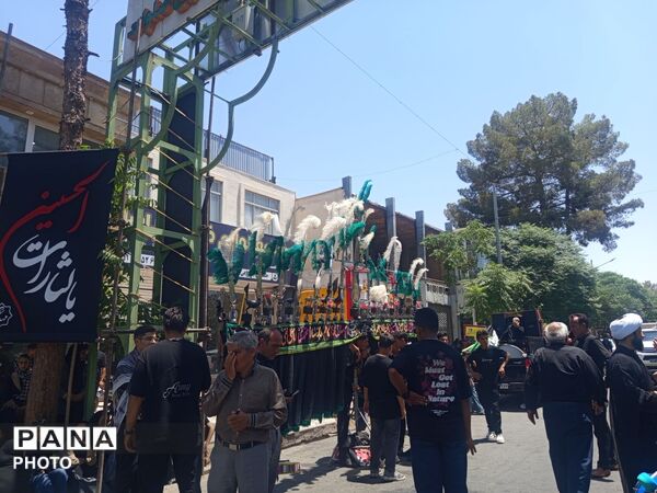 ورود هیئت‌های عزاداری به مهدیه کاشمر در هشتمین روز محرم