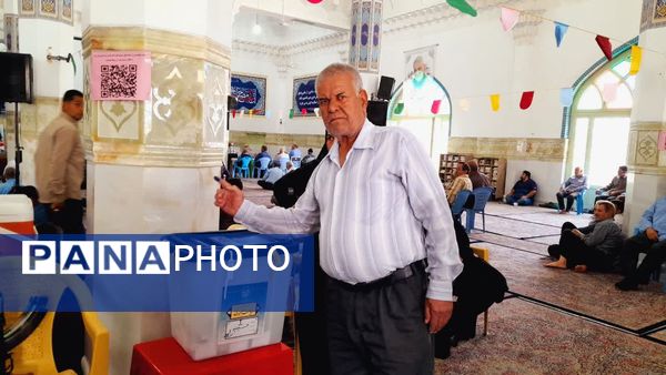 حضور شورآفرین مردم شهرستان راور در پای صندوق‌های رای