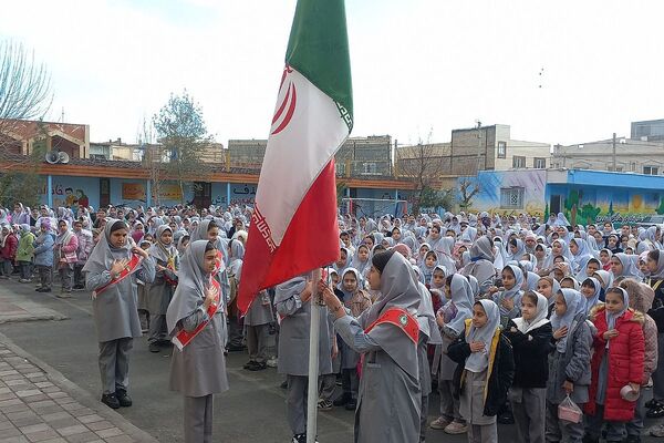 هم صدایی نسل آینده با انقلاب در مدرسه کودک مسلمان قرچک