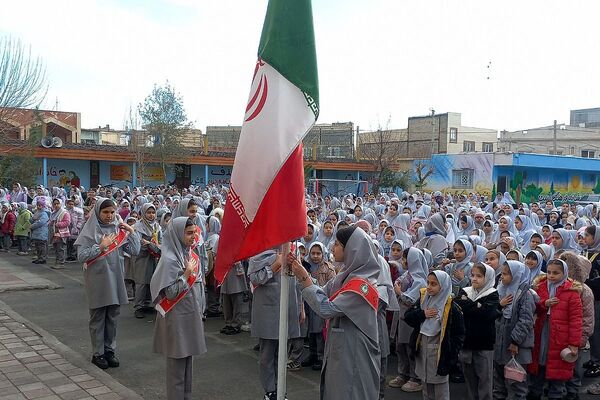 هم صدایی نسل آینده با انقلاب در مدرسه کودک مسلمان قرچک