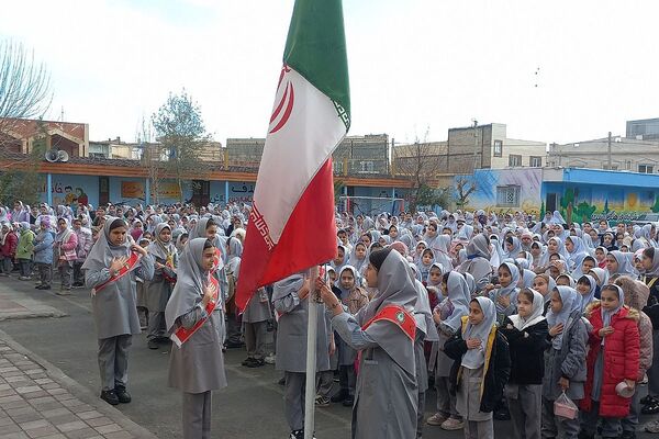 هم صدایی نسل آینده با انقلاب در مدرسه کودک مسلمان قرچک