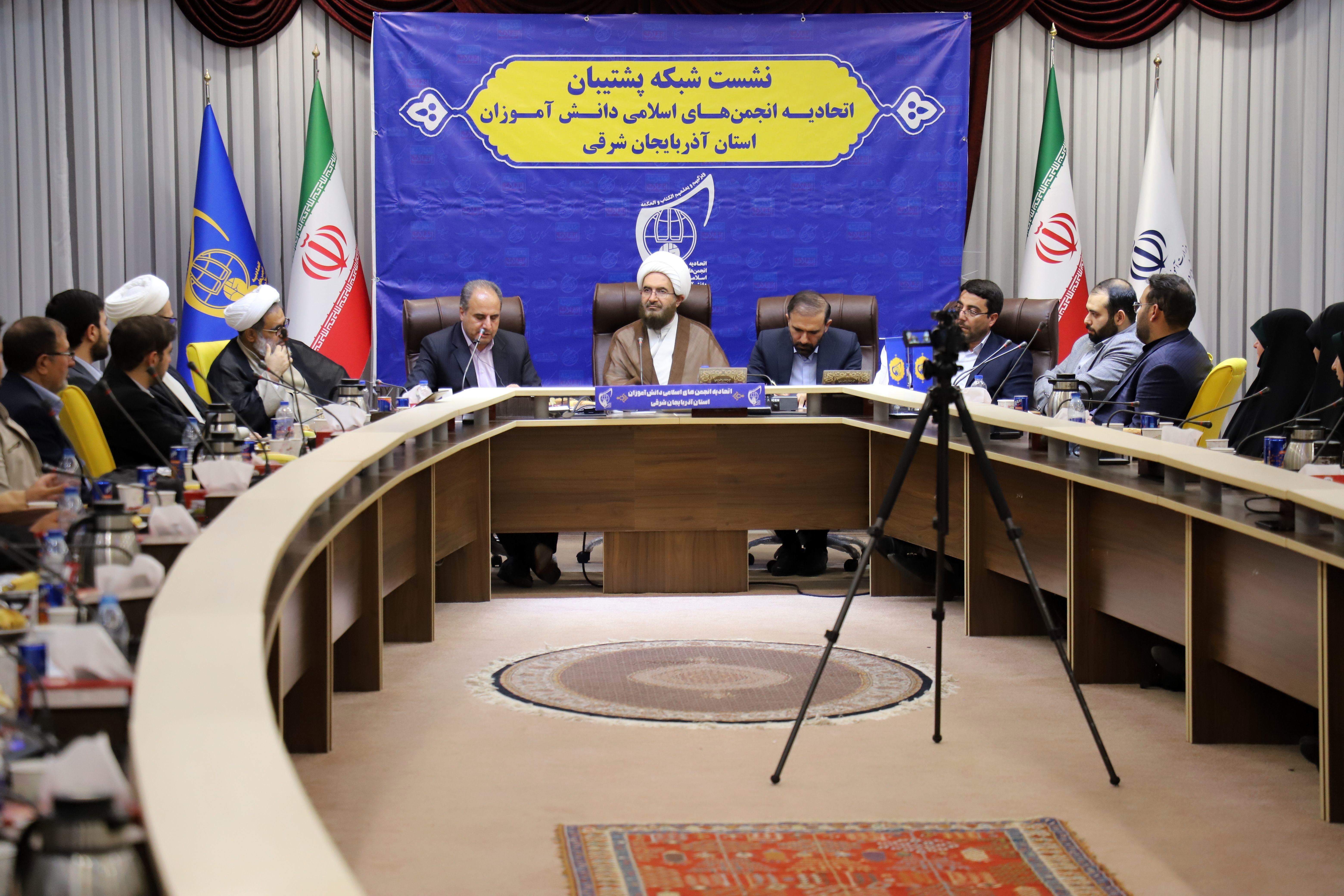 اهمیت تربیت انقلابی در اتحادیه‌های دانش‌آموزی