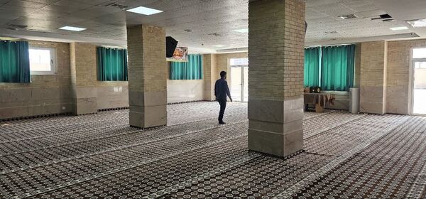 غبارروبی نمازخانه‌های مدارس قشم در آستانه سال تحصیلی جدید