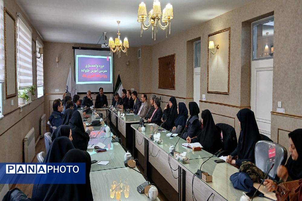 دوره توانمندسازی مدرسان برتر آموزش خانواده 