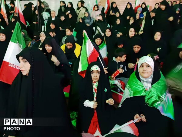 چهلم رهبر شهیدمان و کودکان میناب در میدان بازار دوم نازى آباد