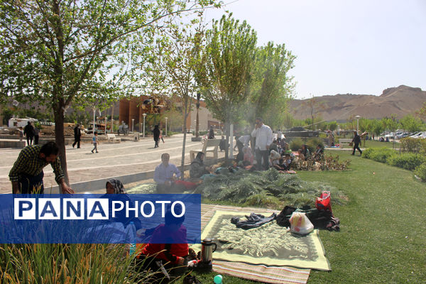 حضور گردشگران روز طبیعت در محوطه باغ‌موزه دفاع مقدس قم