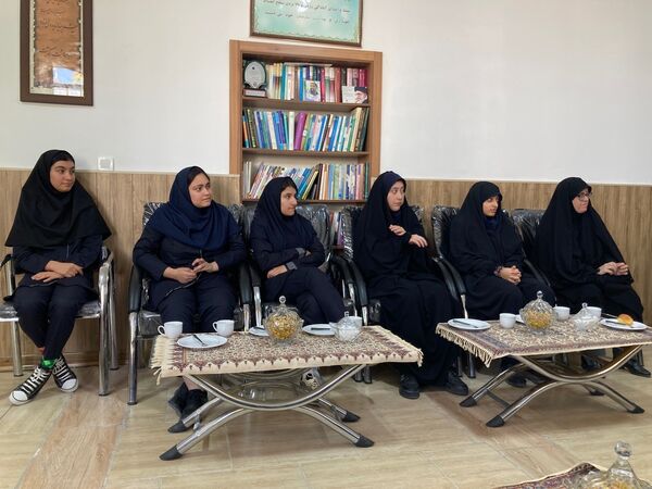 بازدید دانش‌آموزان دبیرستان سمیه از کلانتری ۱۱ بجنورد به مناسبت هفته نیروی انتظامی 