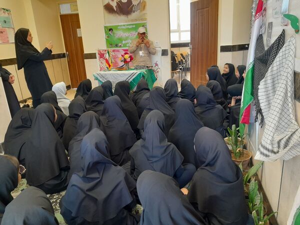 روایت هشت سال دفاع مقدس توسط راوی انقلاب در مدرسه مادرمهربان نقاب