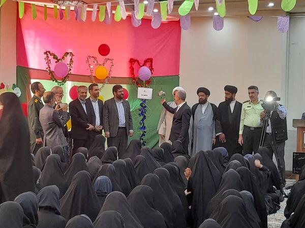 برگزاری جشن عاطفه‌ها در دبیرستان دخترانه لاجوردی کاشان 