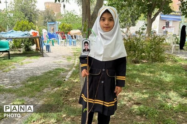 کاشت نهال در هفته معلم به نیابت از شهدای فرهنگی و دانش‌آموز در فرهنگسرای ولاء ناحیه دو شهرری 