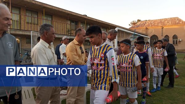 اختتامیه کلاس‌های اوقات فراغت فوتبال در سالن تربیت‌بدنی شهید عابدی