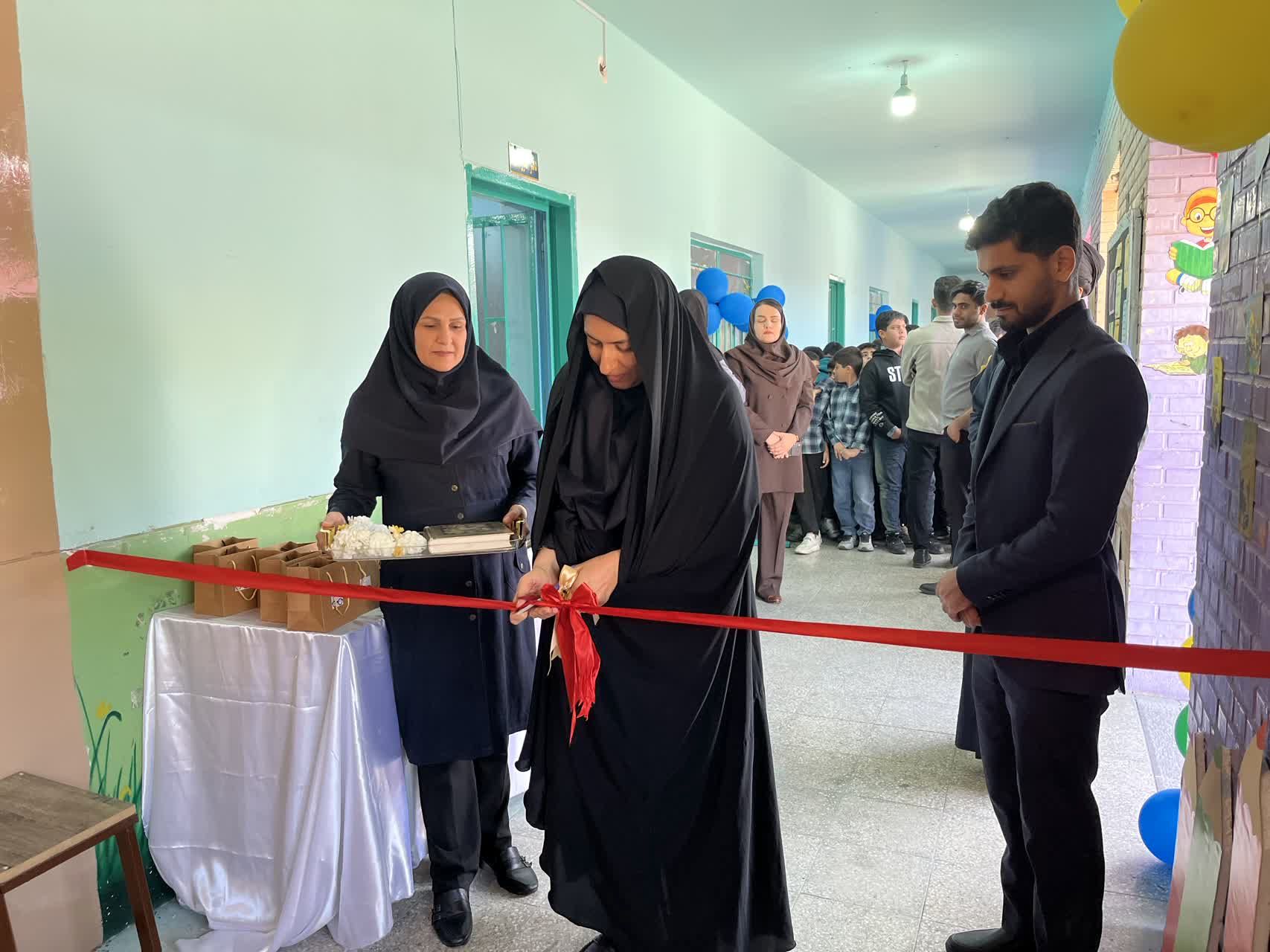 افتتاح کتابخانه راهرویی خلاقانه در دبستان امام خمینی(ره) گناوه