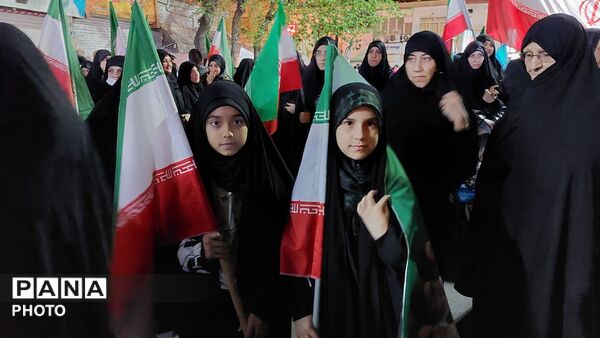حضور فرهنگیان و دانش آموزان منطقه ۱۰ در مراسم چهلم شهدای جنگ رمضان در میدان بریانک