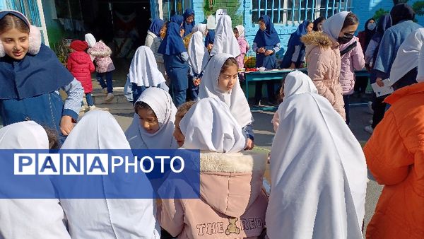 برپایی بازارچه درون مدرسه‌ای در دبستان ربابه هاشمیان یزدی شیروان