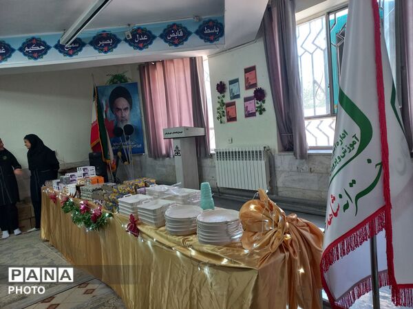 مراسم جشن ممتازین در دبیرستان شاهد هاجر کاشمر