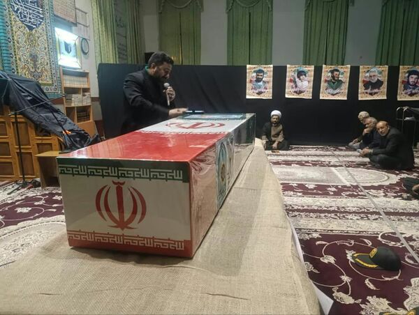  مراسم وداع با پیکر شهید جواد حسن زاده در مسجد امام علی(ع)