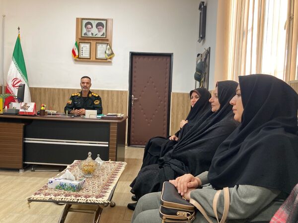 بازدید دانش‌آموزان دبیرستان سمیه از کلانتری ۱۱ بجنورد به مناسبت هفته نیروی انتظامی 