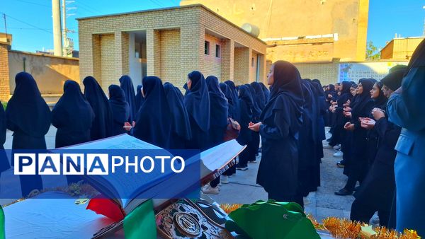 مراسم تجلیل از پرسنل زحمتکش  نیروی‌انتظامی در دبیرستان حضرت‌زینب(س) شهرستان لنده 