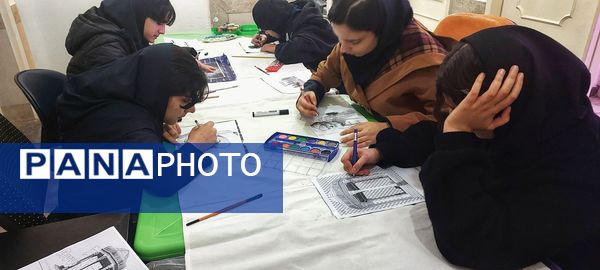 نمایشگاه هنری دانش آموزان در دبیرستان مهردخت 