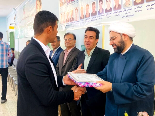  از دانش‌آموزان برتر کنکور در «جشن ستارگان» دبیرستان نمونه آیت‌الله خامنه‌ای تجلیل شد 