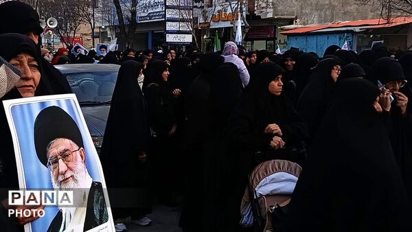 خروش مردم چهارمحال و‌بختیاری در میدان انقلاب شهرکرد