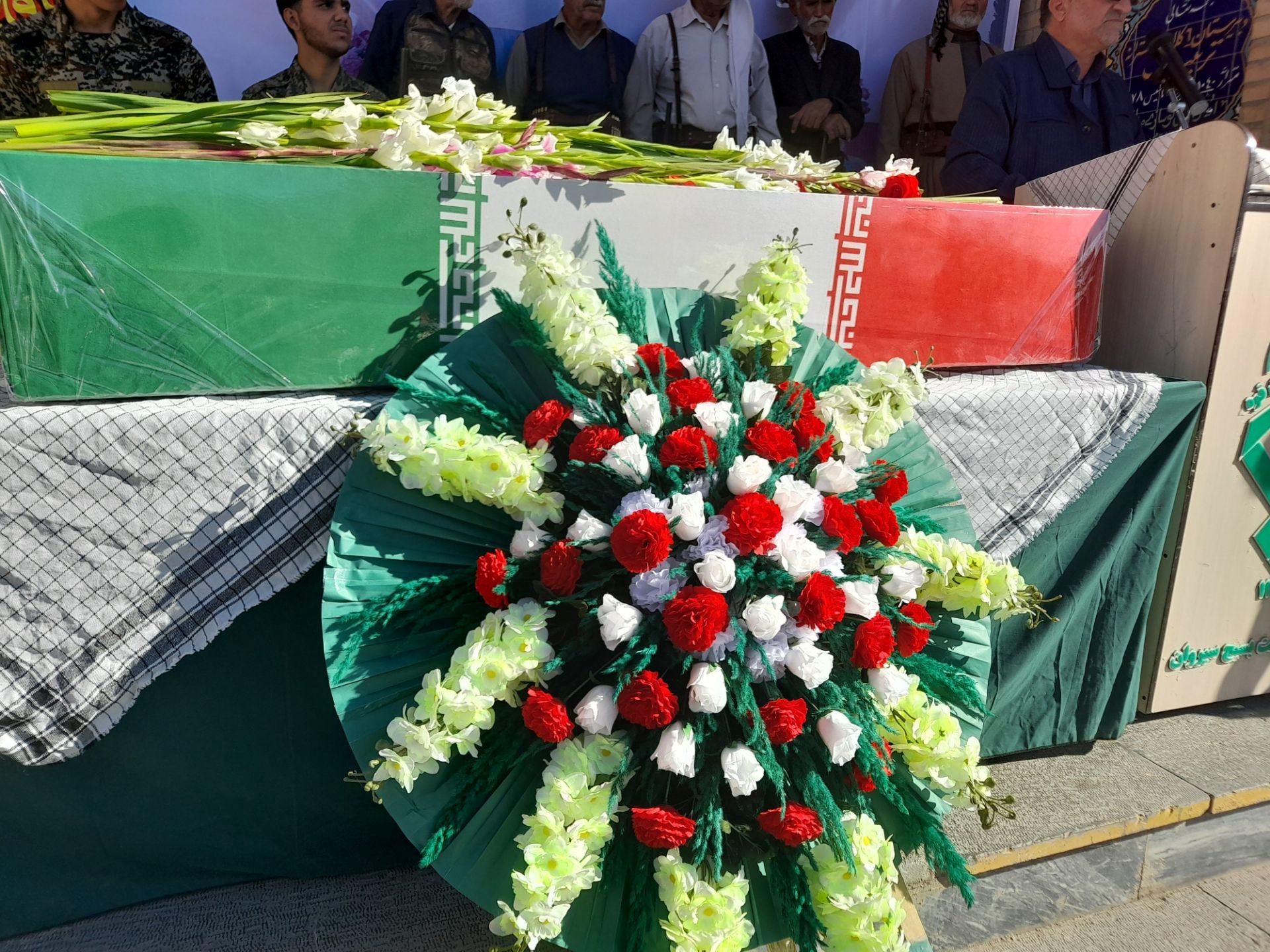 آنان که گمنامند زهرایی تبارند