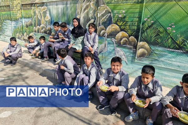 مراسم بزرگداشت خیر مدرسه ساز در دبستان بانو ابوالوفا ناحیه دو شهرری 