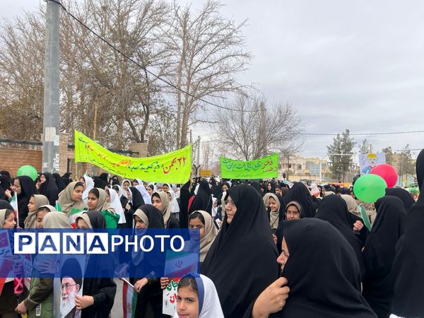 حضور پرشور فرهنگیان، دانش‌آموزان و اقشار مختلف مردم در راهپیمایی ۲۲بهمن