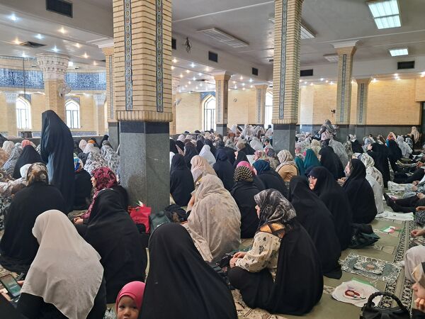 برپایی میز خدمت در نمازجمعه ملارد؛ حل سریع مشکلات مردم در حاشیه نمازجمعه