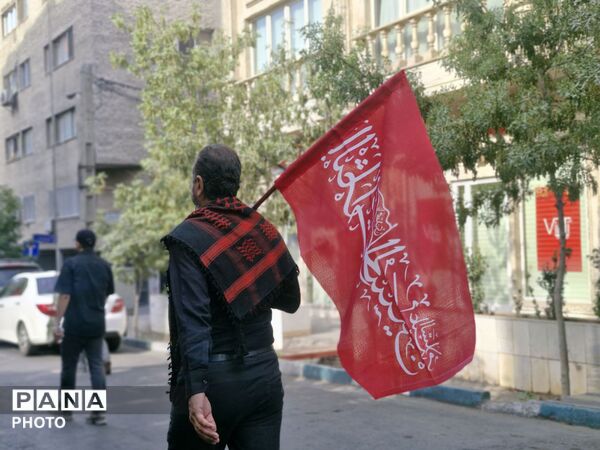 حضور پرشور مردم در خیابان فلسطین برای بدرقه رهبر