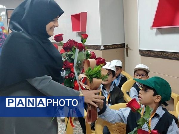 آیین جشن شکوفه‌ها در دبستان شاهد شهید بهنام محمدی ناحیه 2 کرج 