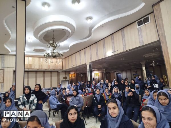 مراسم تقدیر و تشکر از دانش آموزان برتر درسی، اخلاقی و نماز جماعت در دبیرستان دخترانه دانشور 2 