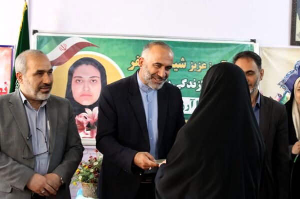 تقدیر از دانش‌آموز مولف کتاب «زندگی، یک هسته»