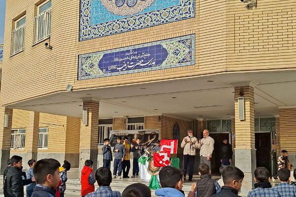 تجدید عهد دانش آموزان مدرسه ایمان ورامین با امام حسین (ع) 
