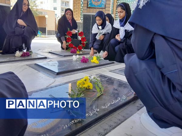 بازدید دانش‌آموزان از نمایشگاه دفاع مقدس واقع در مقبره شهدای گمنام شهرستان ورامین