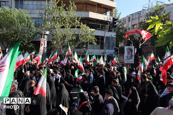 تک تک خیابان‌هاى تهران، سیاه پوش پدر امت