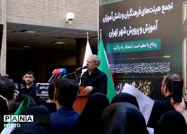وداعِ تاریخی با «رهبر شهید ایران» از نگاه دوربین؛ تجلی بصیرت فرهنگیانِ «منطقه ۱۷» در مصلای تهران