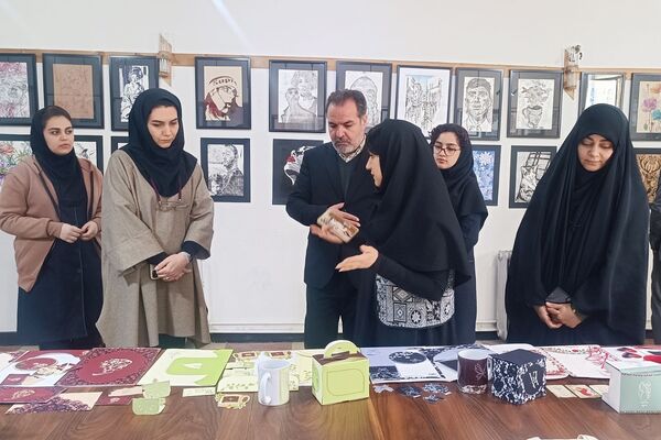 برپایی نمایشگاه آثار هنری دانش‌آموزان به مناسبت دهه فجر 