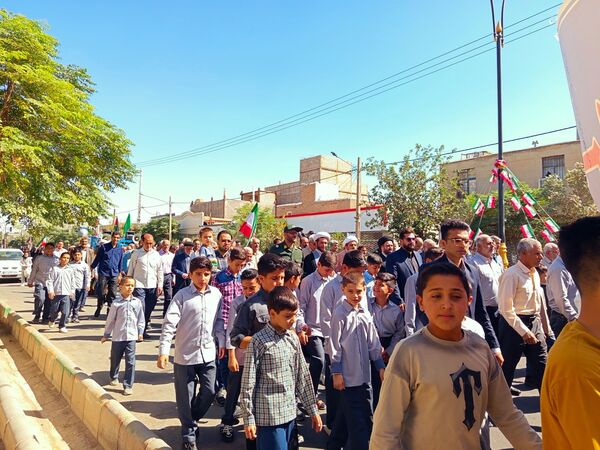 قدمی هم‌سنگر ایمان؛ از مدرسه تا صف نماز جمعه
