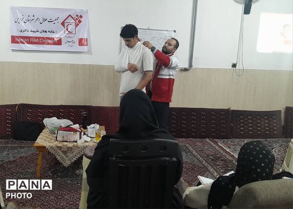  دوره‌های آموزشی کمک‌های اولیه در مجتمع مسکونی عقاب شهرک ناز فردیس