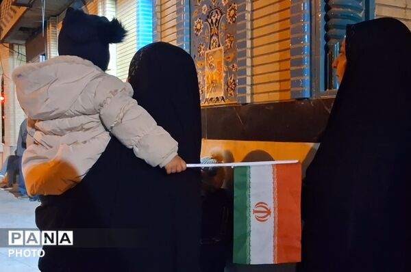 پیشگامان نمایش شور میهن دوستی در تجمعات شبانه 