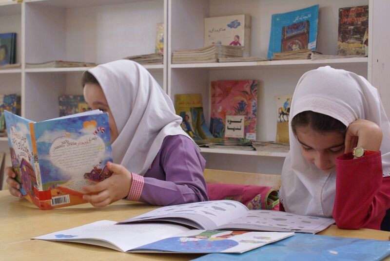 انتقال دانش توسط معلم و دریافت توسط دانش‌آموزان قدیمی شده است