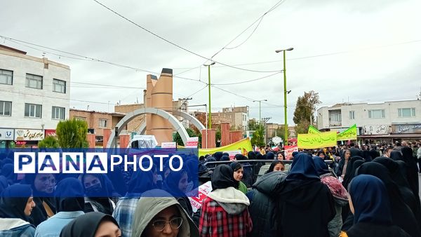 حماسه‌آفرینی دانش‌آموزان کمیجانی در راهپیمایی۱۳ آبان 